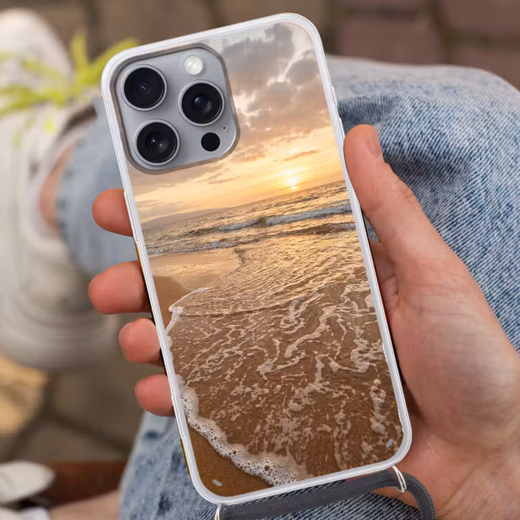 Zee - Kustlijn - Wolken - Landschap - Oranje Hoesje iPhone 16 Pro Max met koord klein -sfeer3