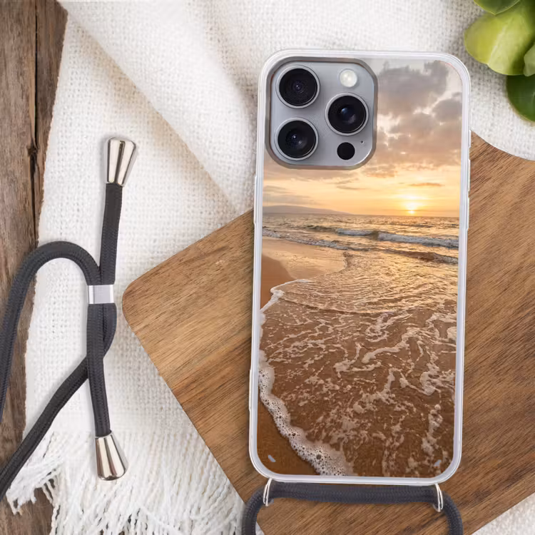 Zee - Kustlijn - Wolken - Landschap - Oranje Hoesje iPhone 16 Pro Max met koord klein -sfeer4