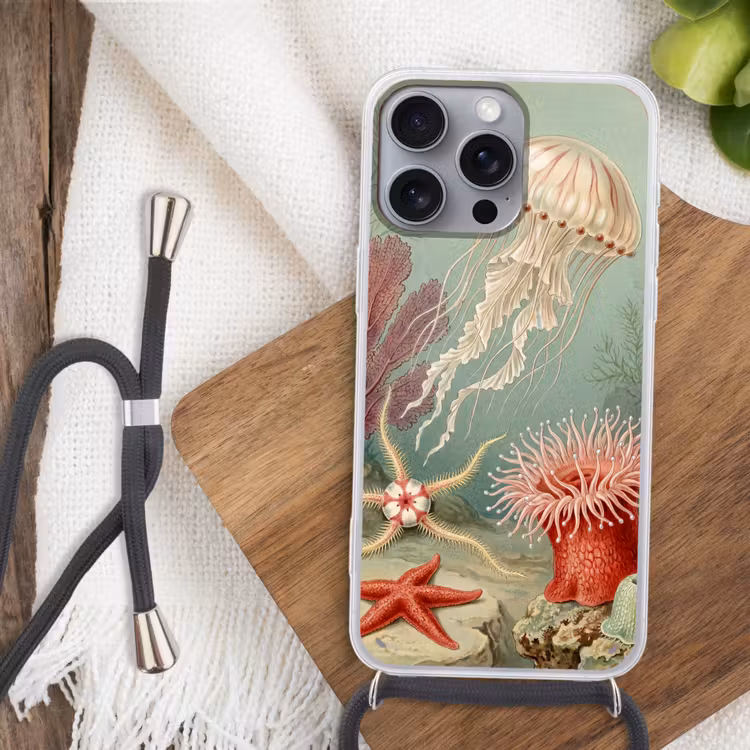 Zeeleven - Kwal - Onderwater - Illustratie - Beige Hoesje iPhone 16 Pro Max met koord klein -sfeer4