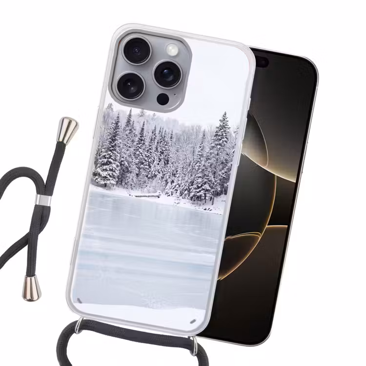 Meer - Dennen - IJs - Winter - Rustgevend Hoesje iPhone 16 Pro Max met koord klein -sfeer1