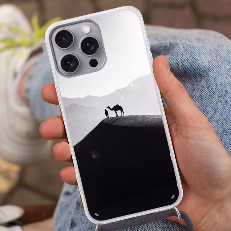 Mens - Kameel - Zandduin - Natuur - Monochroom Hoesje iPhone 16 Pro Max met koord klein -sfeer3
