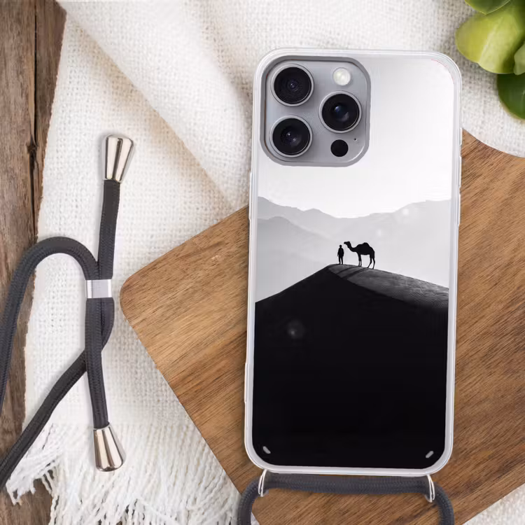 Mens - Kameel - Zandduin - Natuur - Monochroom Hoesje iPhone 16 Pro Max met koord klein -sfeer4