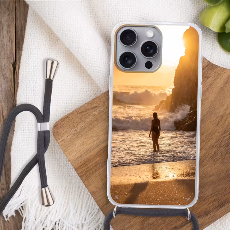 Mensen - Oceaan - Zonsondergang - Kust - Goud Hoesje iPhone 16 Pro Max met koord klein -sfeer4