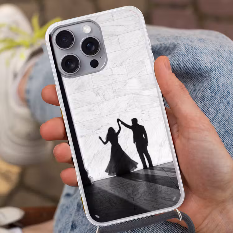 Mensen - Schaduw - Dans - Zwart-wit - Liefde Hoesje iPhone 16 Pro Max met koord klein -sfeer3