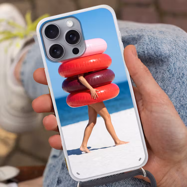 Mensen - Strand - Zomer - Recreatie - Kleurrijk Hoesje iPhone 16 Pro Max met koord klein -sfeer3