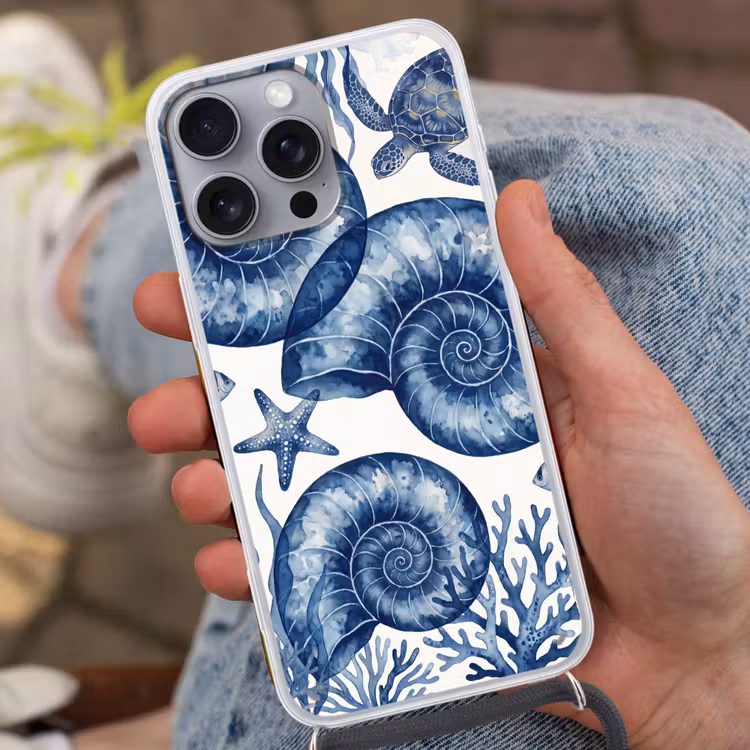 Schelp - Spiraal - Zeeleven - Aquarel - Blauw Hoesje iPhone 16 Pro Max met koord klein -sfeer3