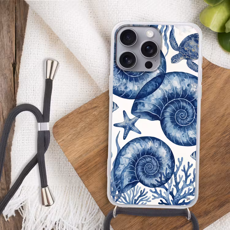 Schelp - Spiraal - Zeeleven - Aquarel - Blauw Hoesje iPhone 16 Pro Max met koord klein -sfeer4