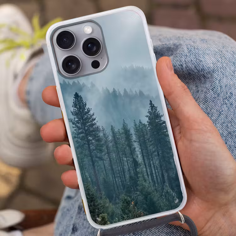 Naaldwoud - Bergen - Mist Hoesje iPhone 16 Pro Max met koord klein -sfeer3