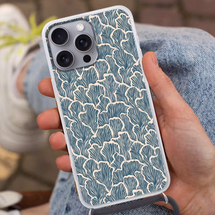 Organisch - Blauw - Crème - Schelpen Hoesje iPhone 16 Pro Max met koord klein 804 -sfeer3