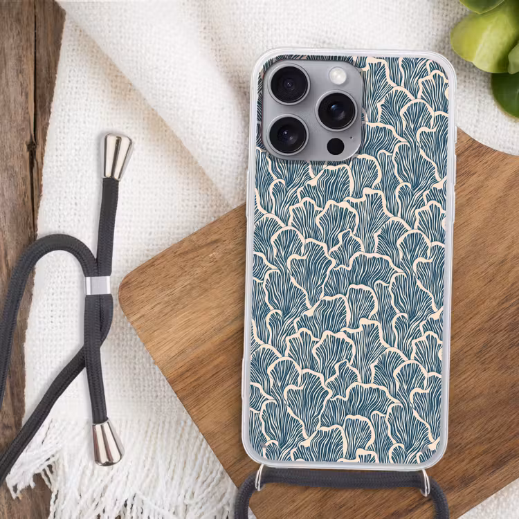 Organisch - Blauw - Crème - Schelpen Hoesje iPhone 16 Pro Max met koord klein 804 -sfeer4