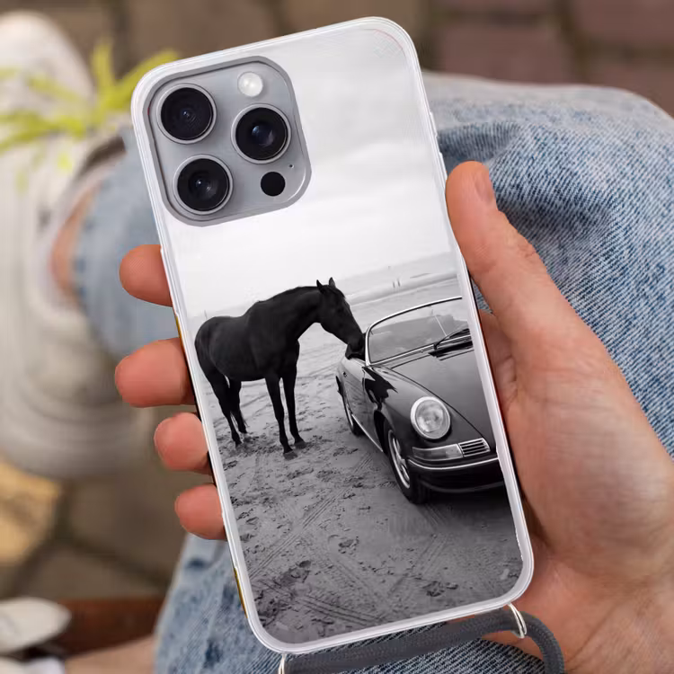 Paard - Auto - Zwart - Wit Hoesje iPhone 16 Pro Max met koord klein -sfeer3