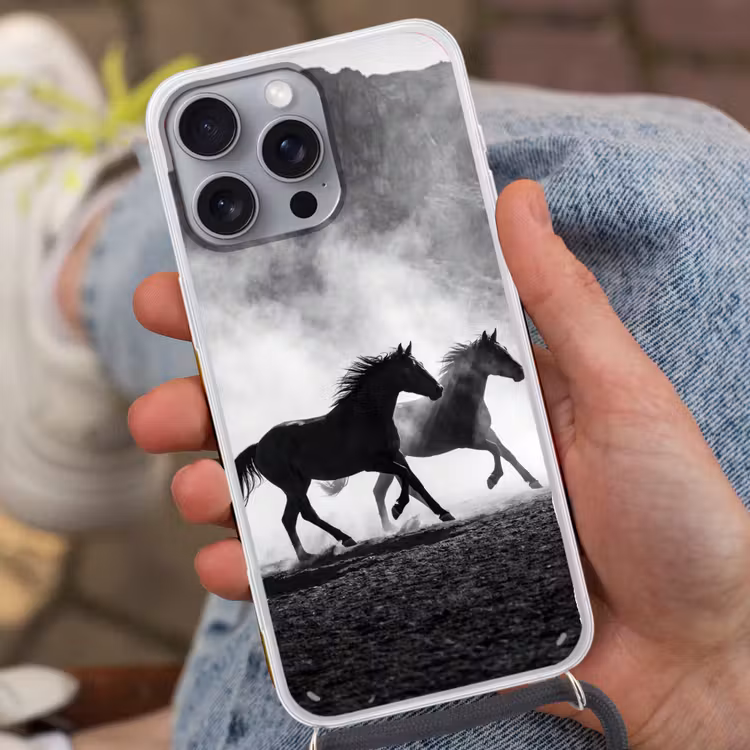 Paard - Ren - Stof - Zwart-wit - Dieren Hoesje iPhone 16 Pro Max met koord klein -sfeer3