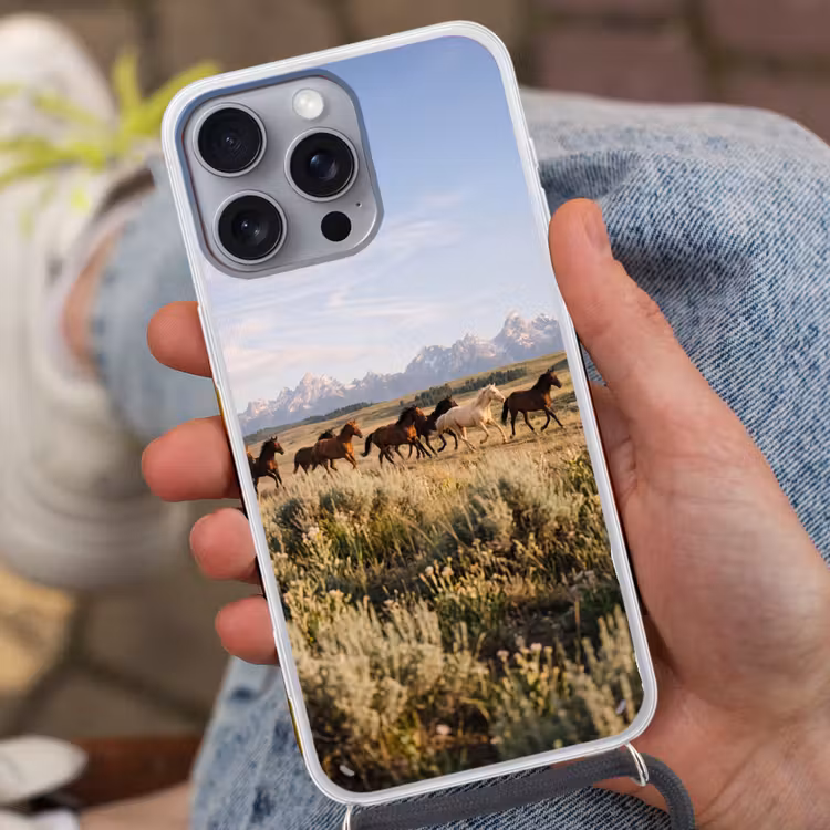 Paarden - Kudde - Bergen - Vrijheid - Wild Hoesje iPhone 16 Pro Max met koord klein -sfeer3