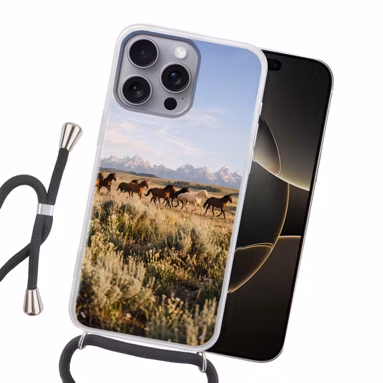 Paarden - Kudde - Bergen - Vrijheid - Wild Hoesje iPhone 16 Pro Max met koord klein -sfeer1