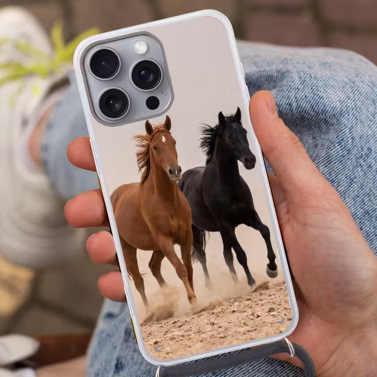 Kudde paarden - Stofwolk - Bruin - Zwart Hoesje iPhone 16 Pro Max met koord klein -sfeer3