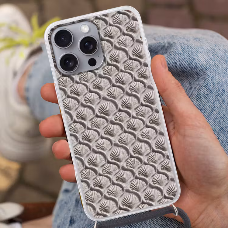 Zand - Schelpenvorm - Grijs Hoesje iPhone 16 Pro Max met koord klein 804 -sfeer3