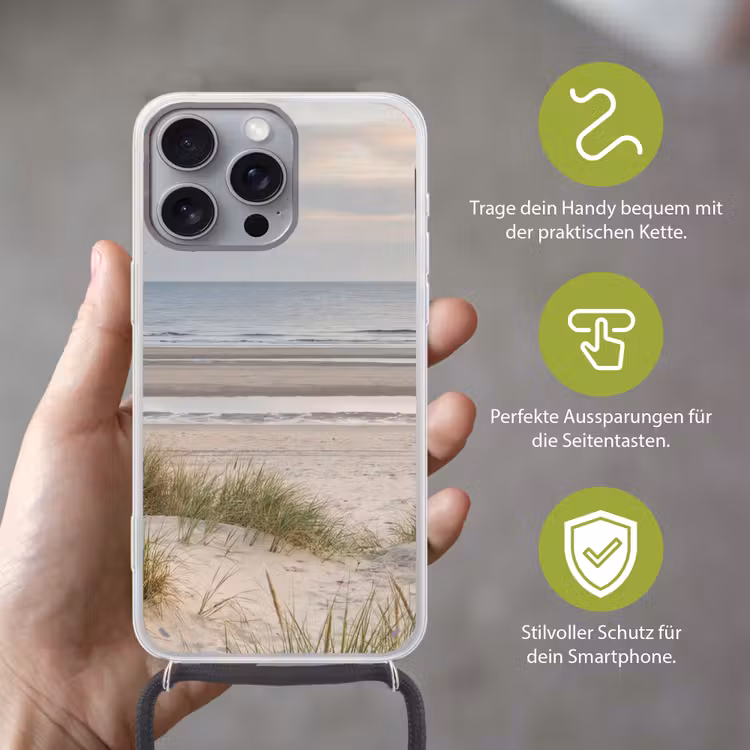 Zandstrand - Bewolkt - Duinen Hoesje iPhone 16 Pro Max met koord klein -sfeer2_DE