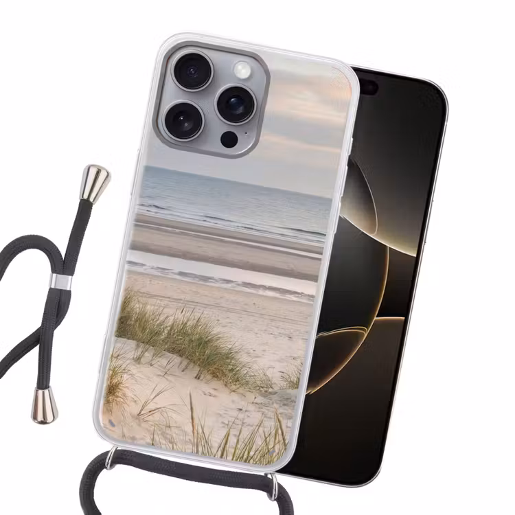 Zandstrand - Bewolkt - Duinen Hoesje iPhone 16 Pro Max met koord klein -sfeer1