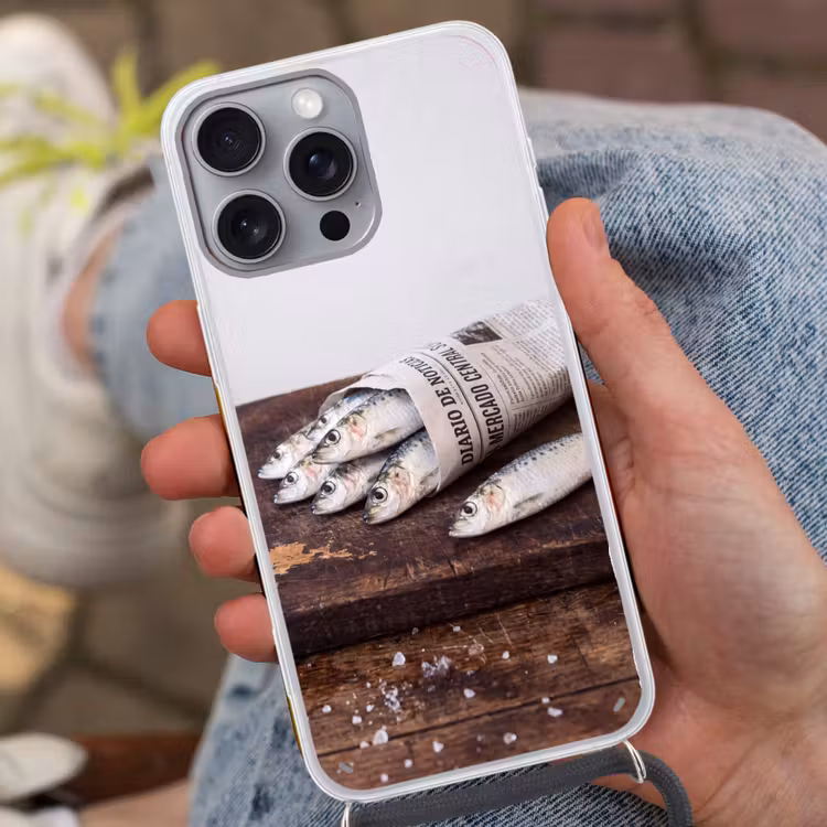 Handyhülle mit Band - Sardine – Zeitung – Schneidebrett - Sardientje - krant - snijplank Hoesje iPhone 16 Pro Max met koord klein