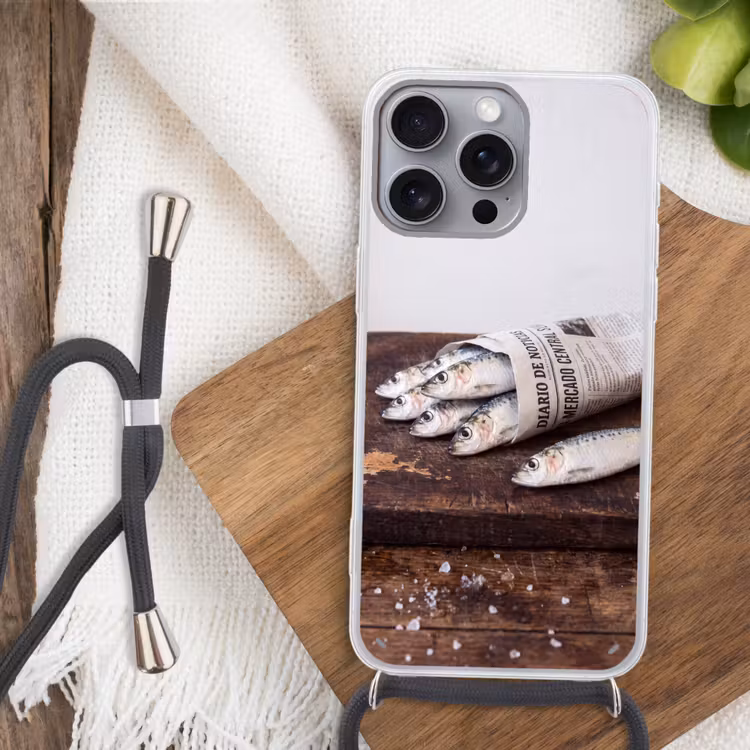 Handyhülle mit Band - Sardine – Zeitung – Schneidebrett - Sardientje - krant - snijplank Hoesje iPhone 16 Pro Max met koord klein