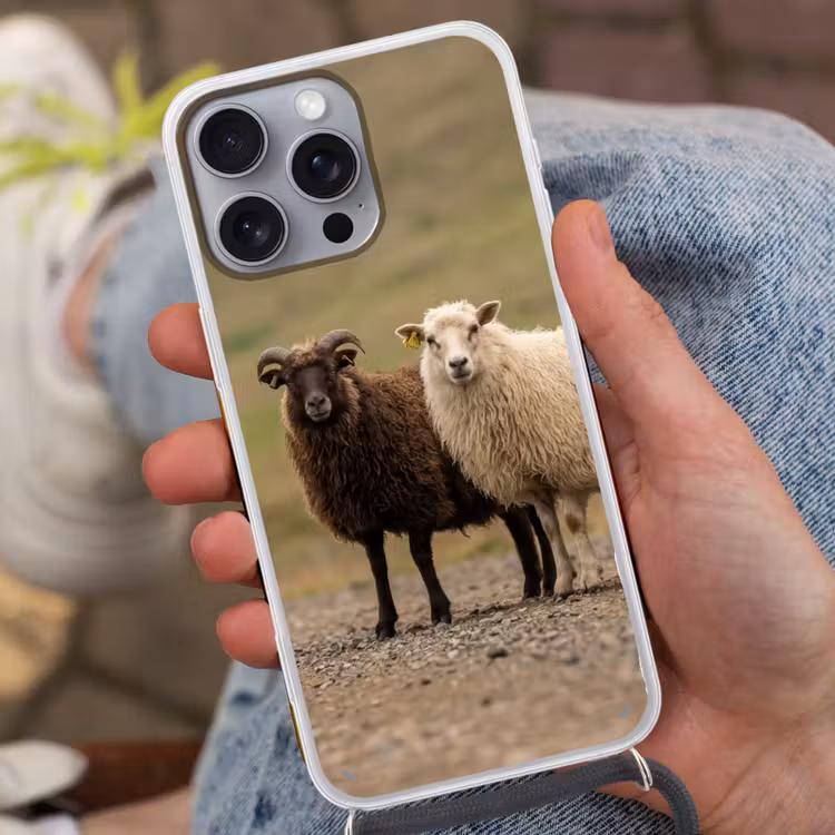 Schapen - Bruin - Wit - Grindpad Hoesje iPhone 16 Pro Max met koord klein -sfeer3