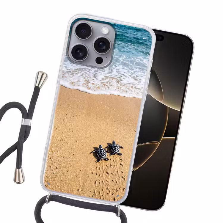 Schildpad - Jong - Strand - Oceaan - Blauw Hoesje iPhone 16 Pro Max met koord klein -sfeer1