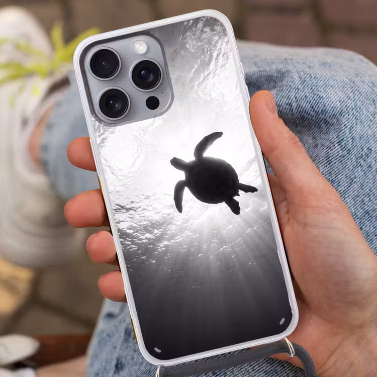 Schildpad - Onderwater - Lichtstralen - Oceaan - Zwart-wit Hoesje iPhone 16 Pro Max met koord klein -sfeer3