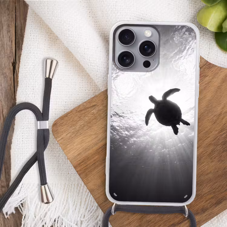 Schildpad - Onderwater - Lichtstralen - Oceaan - Zwart-wit Hoesje iPhone 16 Pro Max met koord klein -sfeer4