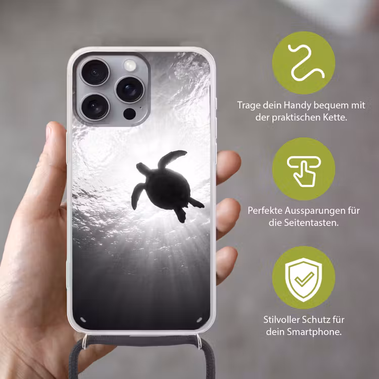 Schildpad - Onderwater - Lichtstralen - Oceaan - Zwart-wit Hoesje iPhone 16 Pro Max met koord klein -sfeer2_DE