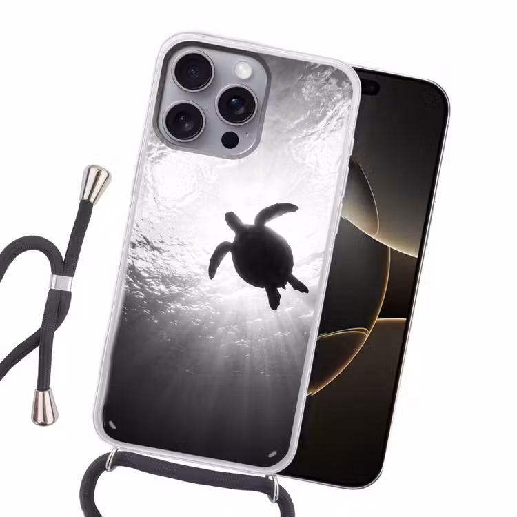 Schildpad - Onderwater - Lichtstralen - Oceaan - Zwart-wit Hoesje iPhone 16 Pro Max met koord klein -sfeer1