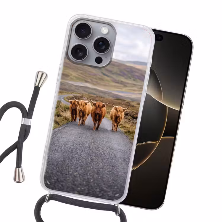 Schotse Hooglanders - Weg - Landschap - Kudde Hoesje iPhone 16 Pro Max met koord klein -sfeer1