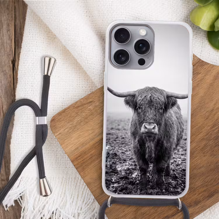 Schotse hooglander - Zwart - Wit - Gras Hoesje iPhone 16 Pro Max met koord klein -sfeer4