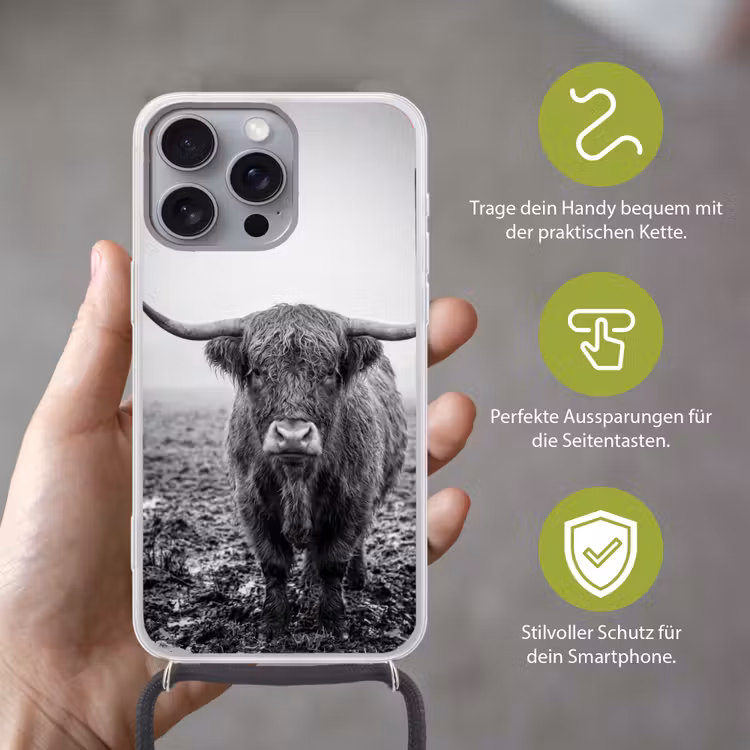 Schotse hooglander - Zwart - Wit - Gras Hoesje iPhone 16 Pro Max met koord klein -sfeer2_DE