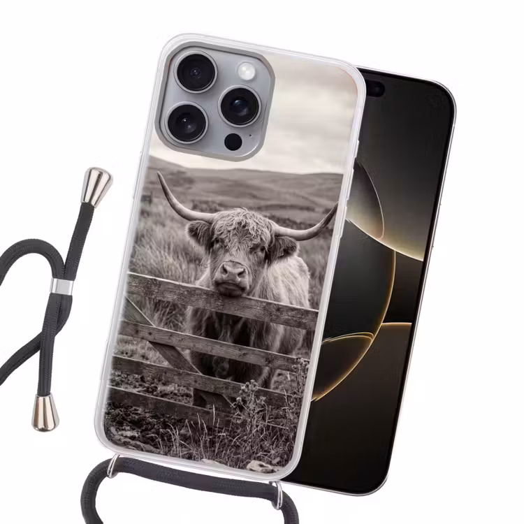 Schotse hooglander - Zwart - Wit - Hout Hoesje iPhone 16 Pro Max met koord klein -sfeer1