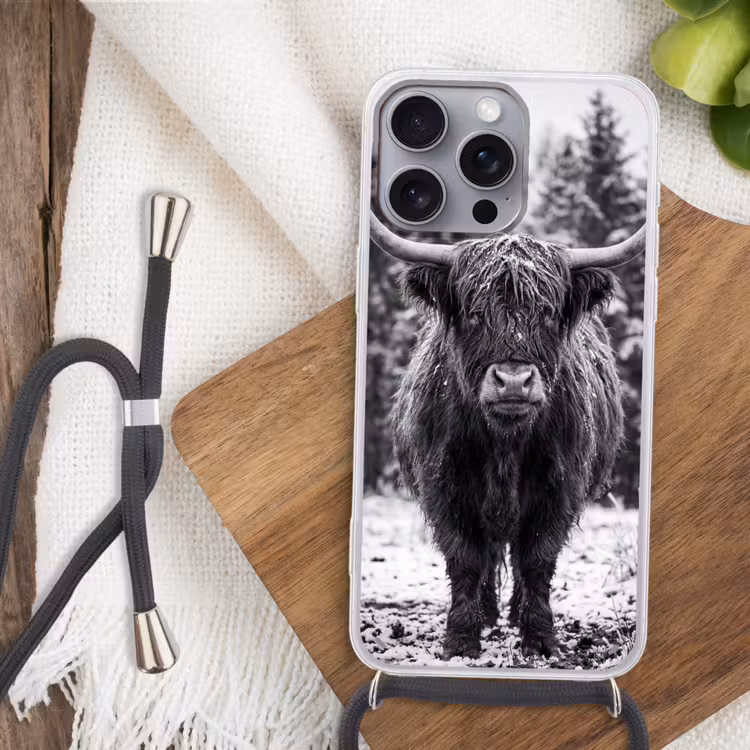 Schotse hooglander - Zwart - Wit - Sneeuwvlokken Hoesje iPhone 16 Pro Max met koord klein -sfeer4