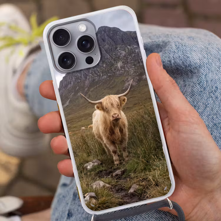 Schotse hooglander - Bergen - Grasveld Hoesje iPhone 16 Pro Max met koord klein -sfeer3