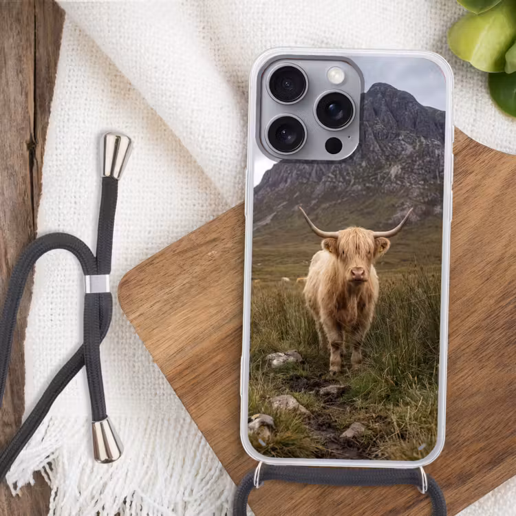 Schotse hooglander - Bergen - Grasveld Hoesje iPhone 16 Pro Max met koord klein -sfeer4