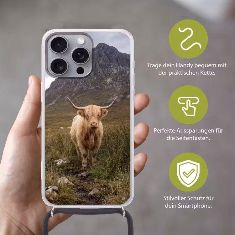 Schotse hooglander - Bergen - Grasveld Hoesje iPhone 16 Pro Max met koord klein -sfeer2_DE