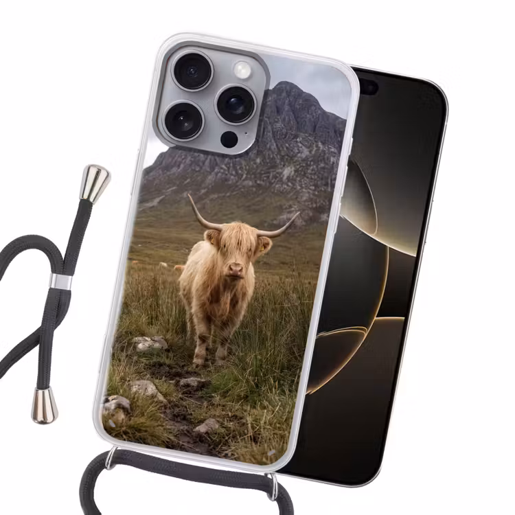 Schotse hooglander - Bergen - Grasveld Hoesje iPhone 16 Pro Max met koord klein -sfeer1