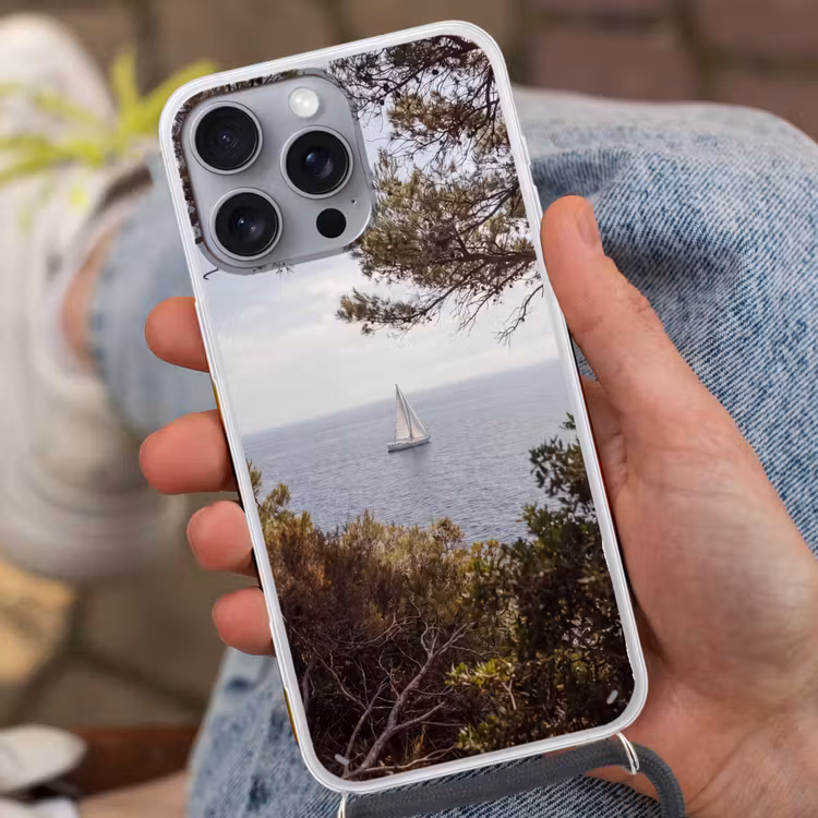 Handyhülle mit Band - Segelboot – Bäume – Wasser - Zeilboot - bomen - water Hoesje iPhone 16 Pro Max met koord klein