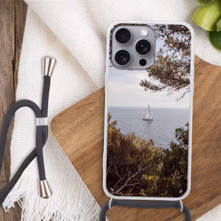 Handyhülle mit Band - Segelboot – Bäume – Wasser - Zeilboot - bomen - water Hoesje iPhone 16 Pro Max met koord klein