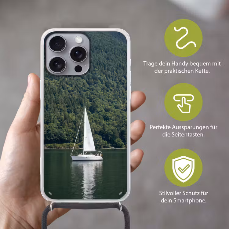 Zeilboot - Water - Bergen - Natuur - Groen Hoesje iPhone 16 Pro Max met koord klein -sfeer2_DE