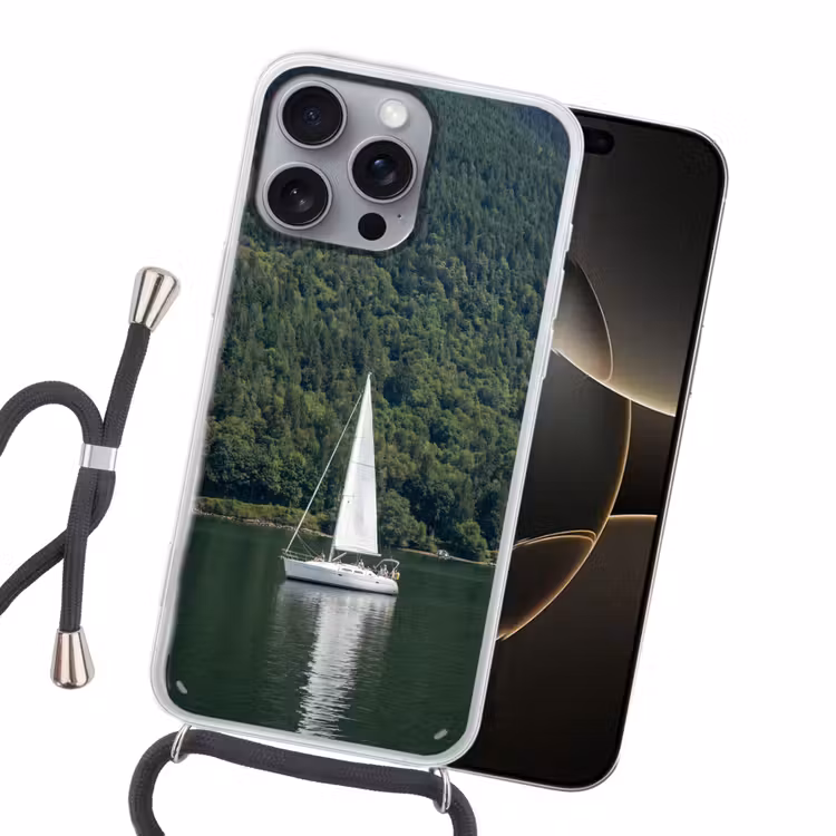 Zeilboot - Water - Bergen - Natuur - Groen Hoesje iPhone 16 Pro Max met koord klein -sfeer1