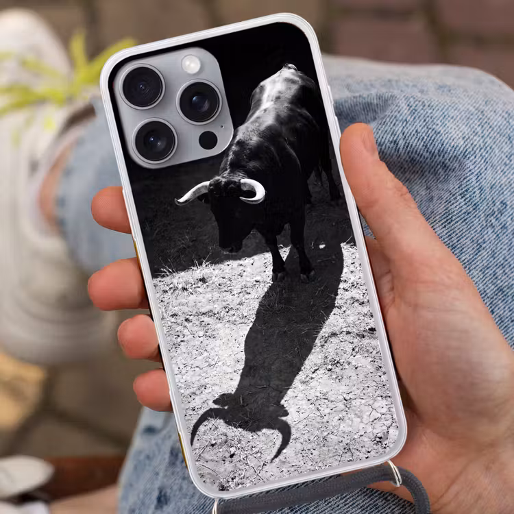 Stier - Schaduw - Dieren - Contrast - Zwart-wit Hoesje iPhone 16 Pro Max met koord klein -sfeer3