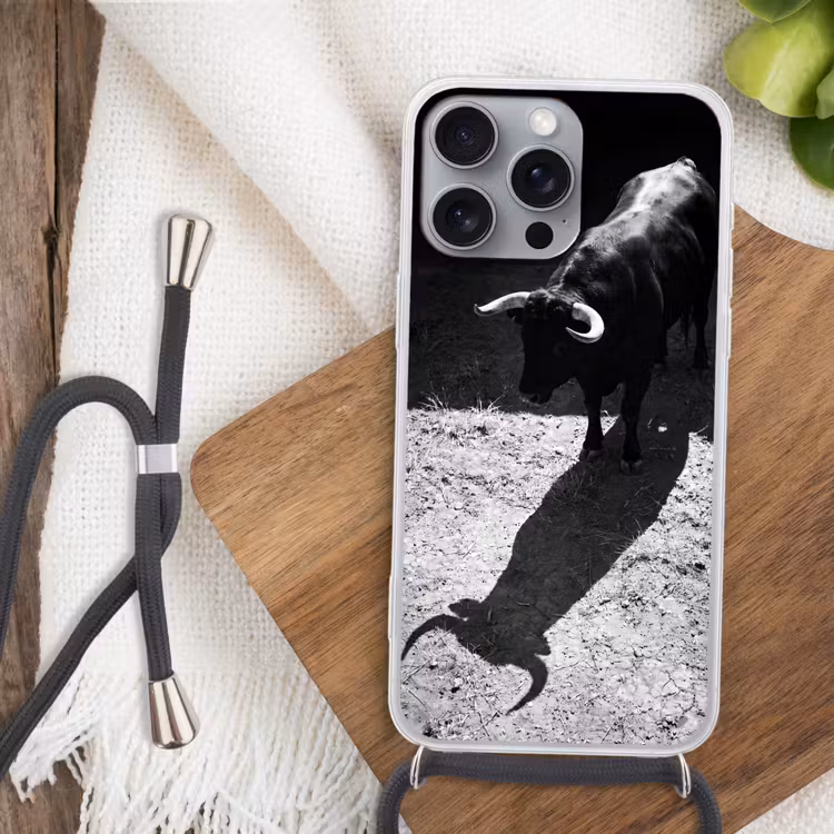 Stier - Schaduw - Dieren - Contrast - Zwart-wit Hoesje iPhone 16 Pro Max met koord klein -sfeer4