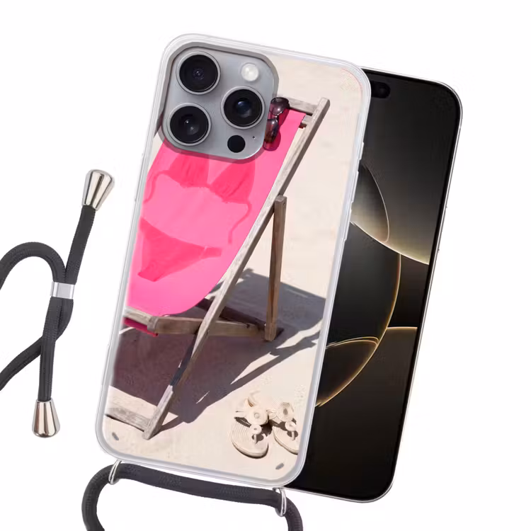 Strand - Ligstoel - Badkleding - Zomer - Roze Hoesje iPhone 16 Pro Max met koord klein -sfeer1