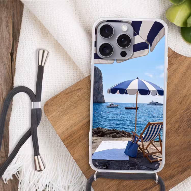 Strand - Ligstoel - Parasol - Zomer - Blauw Hoesje iPhone 16 Pro Max met koord klein -sfeer4