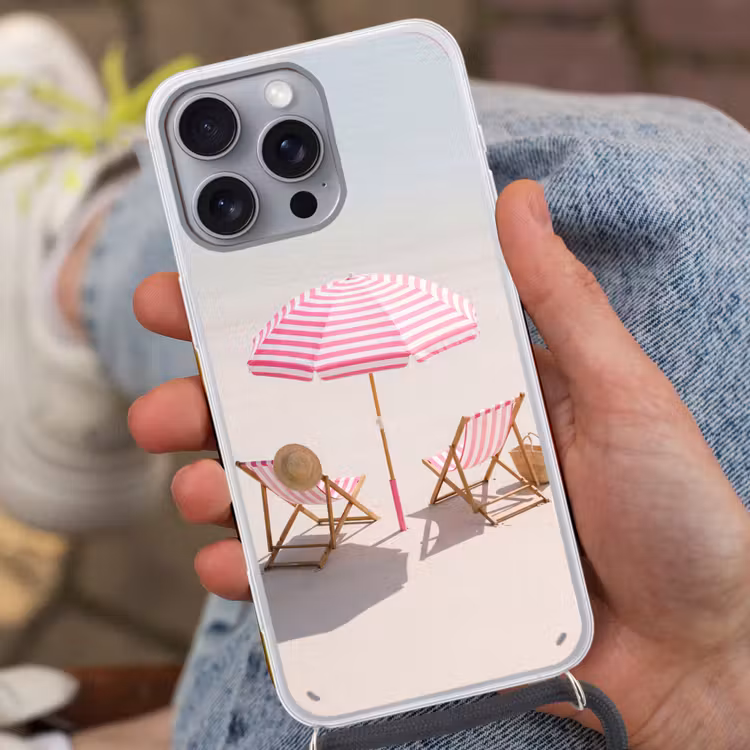 Strand - Parasol - Ligstoel - Zomer - Roze Hoesje iPhone 16 Pro Max met koord klein -sfeer3