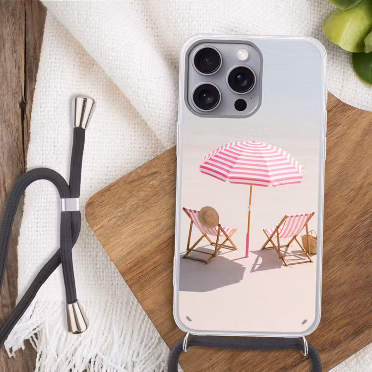 Strand - Parasol - Ligstoel - Zomer - Roze Hoesje iPhone 16 Pro Max met koord klein -sfeer4