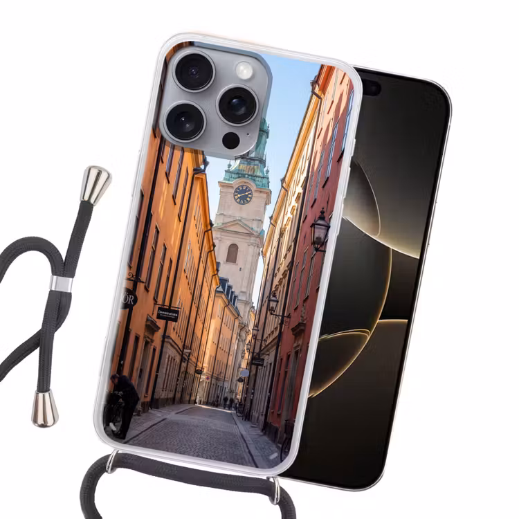 Straat - Klokkentoren - Stad - Architectuur - Historisch Hoesje iPhone 16 Pro Max met koord klein -sfeer1